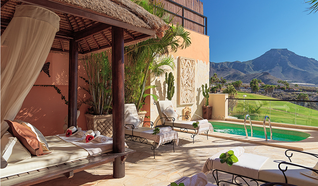 Terras met privézwembad en uitzicht op de bergen op Tenerife.
