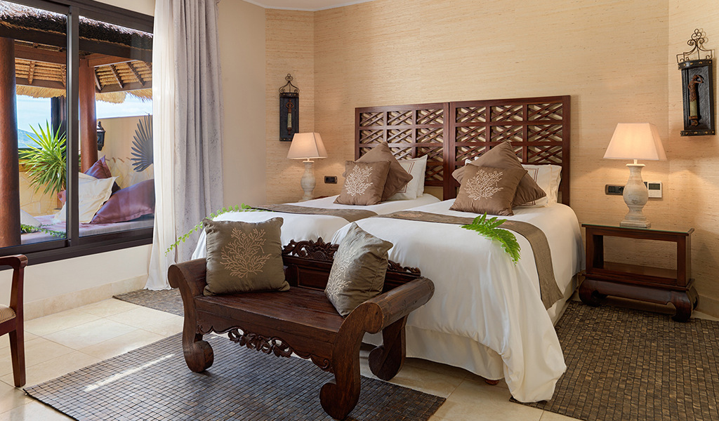 Slaapkamer met twee eenpersoonsbedden en een raam met uitzicht op Tenerife.