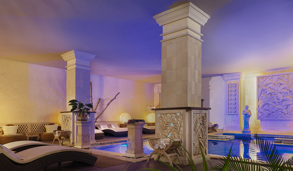 Zitgedeelte met decoratieve zuilen en zwembad in een spa op Tenerife.