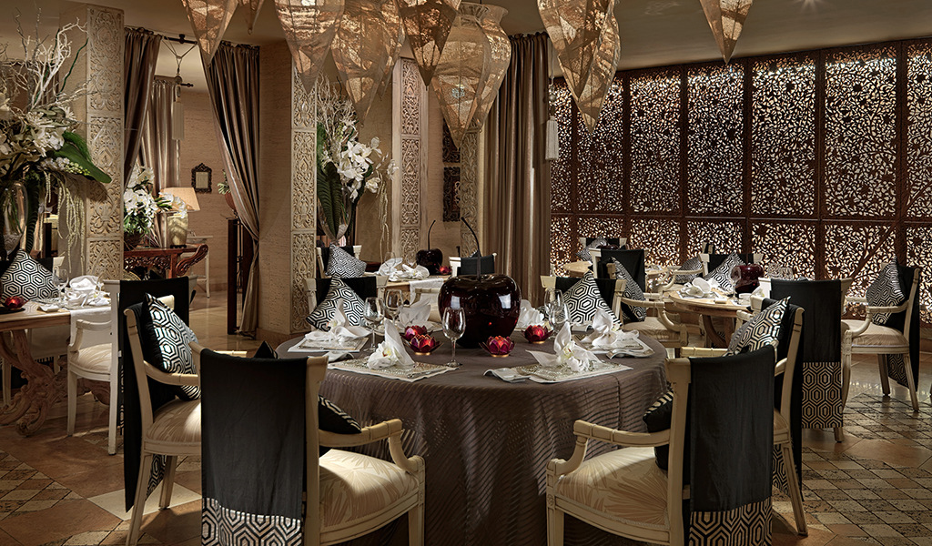 Elegant restaurant met versierde tafels op Tenerife.