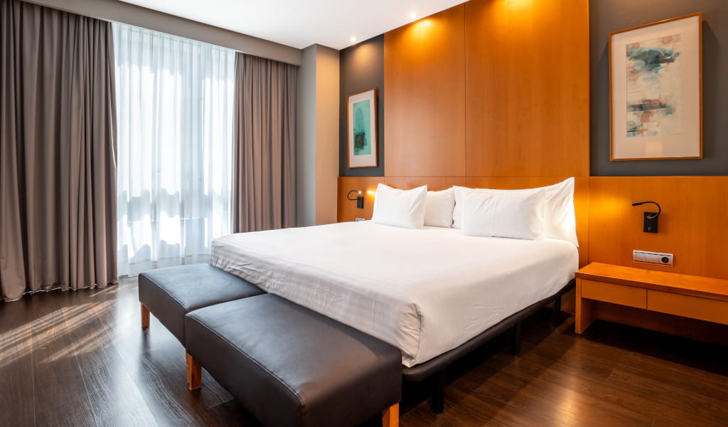 Tweepersoonsbed in een hotelkamer op Tenerife met natuurlijk licht.