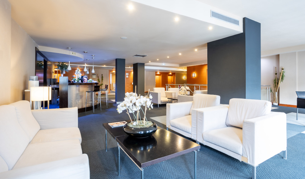 Moderne lobby met witte banken en tafel in een hotel op Tenerife.