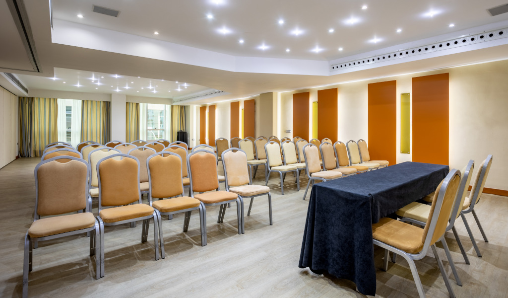Conferentieruimte met stoelen en tafel op Tenerife, uitgerust voor evenementen.