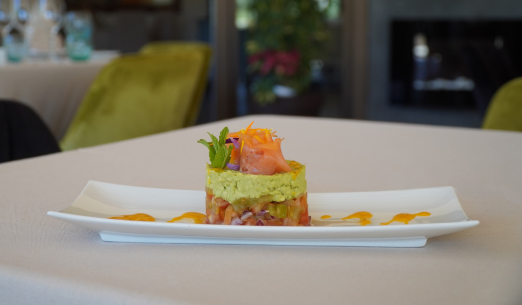 Zalm- en avocadogerecht versierd met kruiden in een restaurant op Tenerife.
