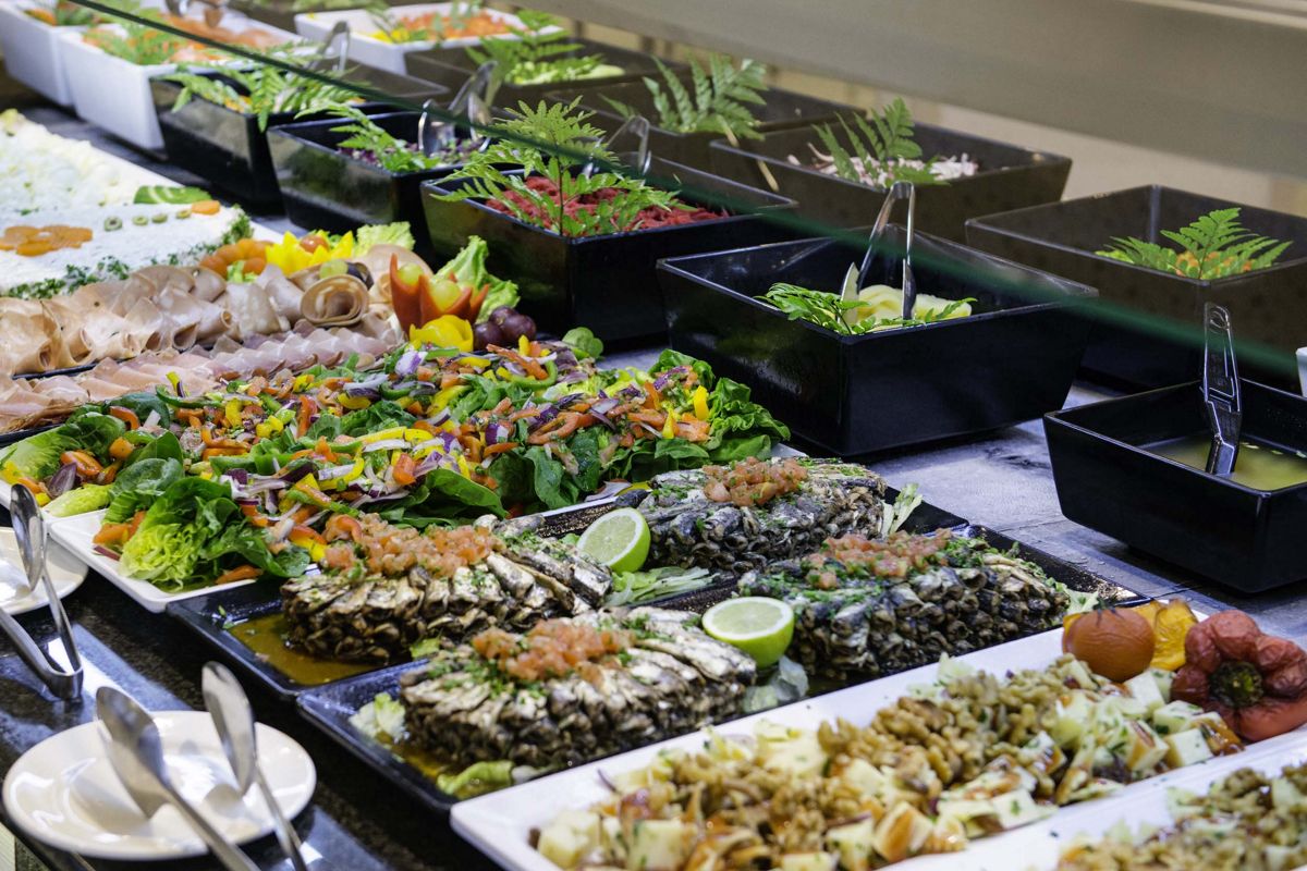 Buffet met salades en gevarieerde gerechten in een restaurant op Tenerife.