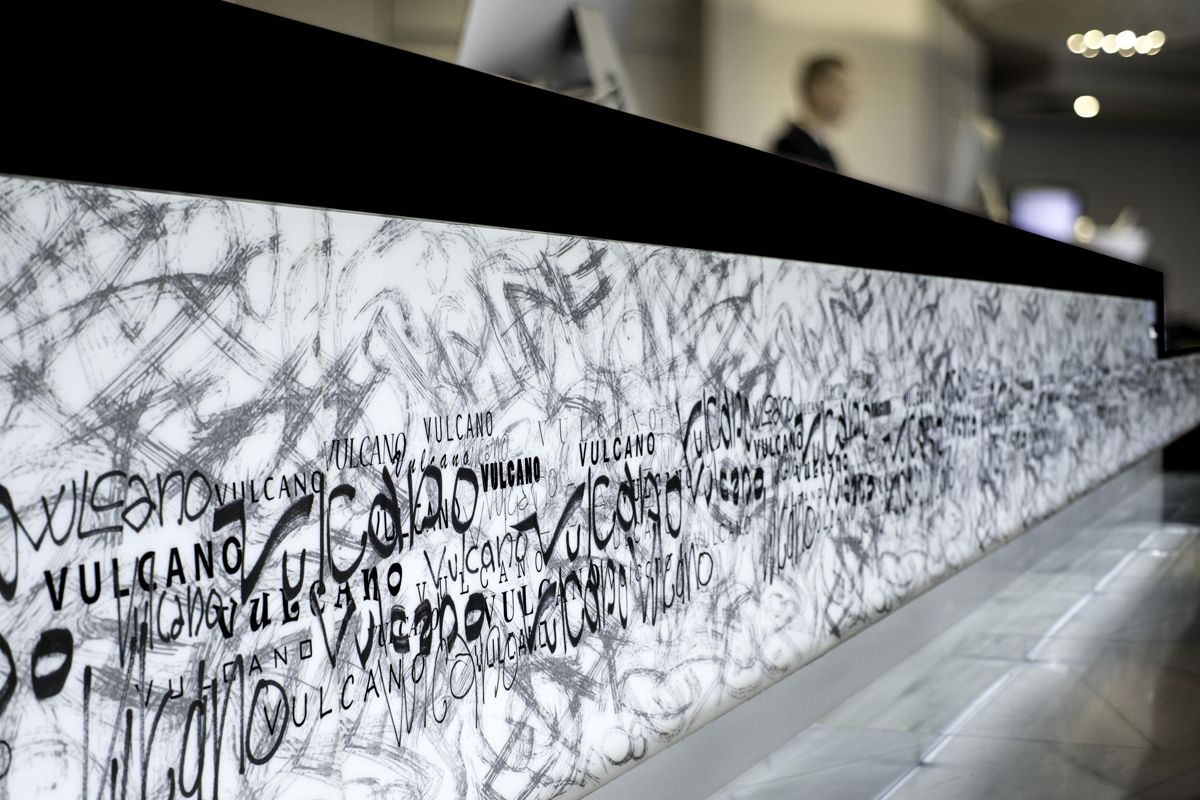 Toonbank van Hotel Vulcano op Tenerife met grafisch ontwerp.