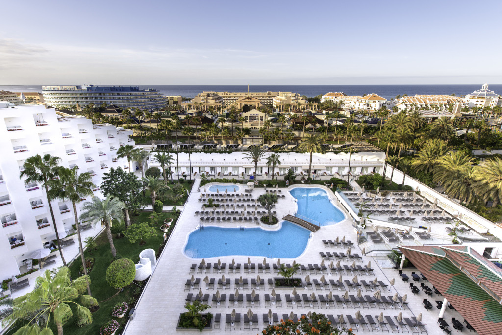 Luchtfoto van het hotelcomplex op Tenerife met zwembad en ligstoelen.