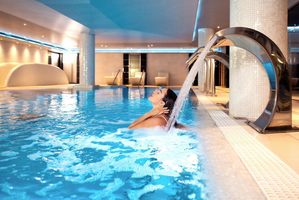 Persoon onder een straal water in spa, Tenerife.