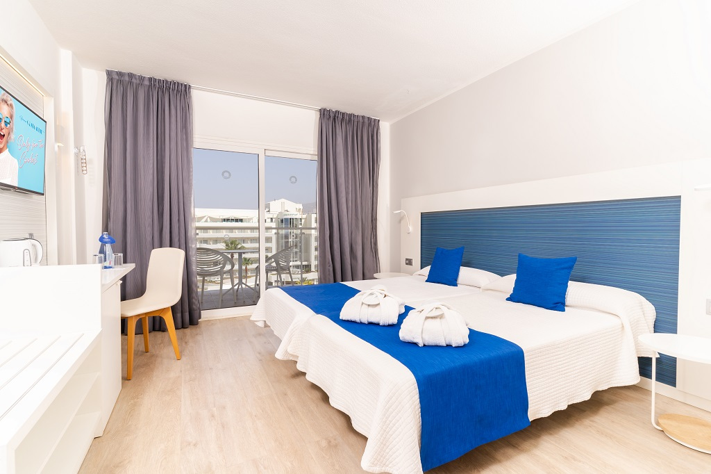 Dubbele kamer met balkon in het hotel op Tenerife, bedden met badjassen.