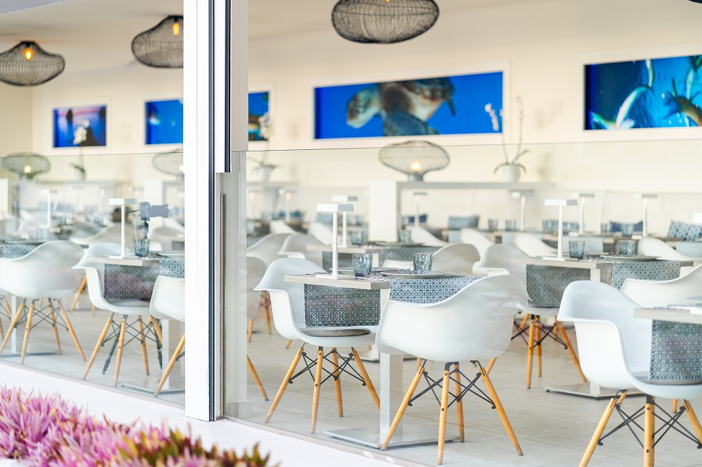 Restaurant met moderne inrichting op Tenerife en witte stoelen.