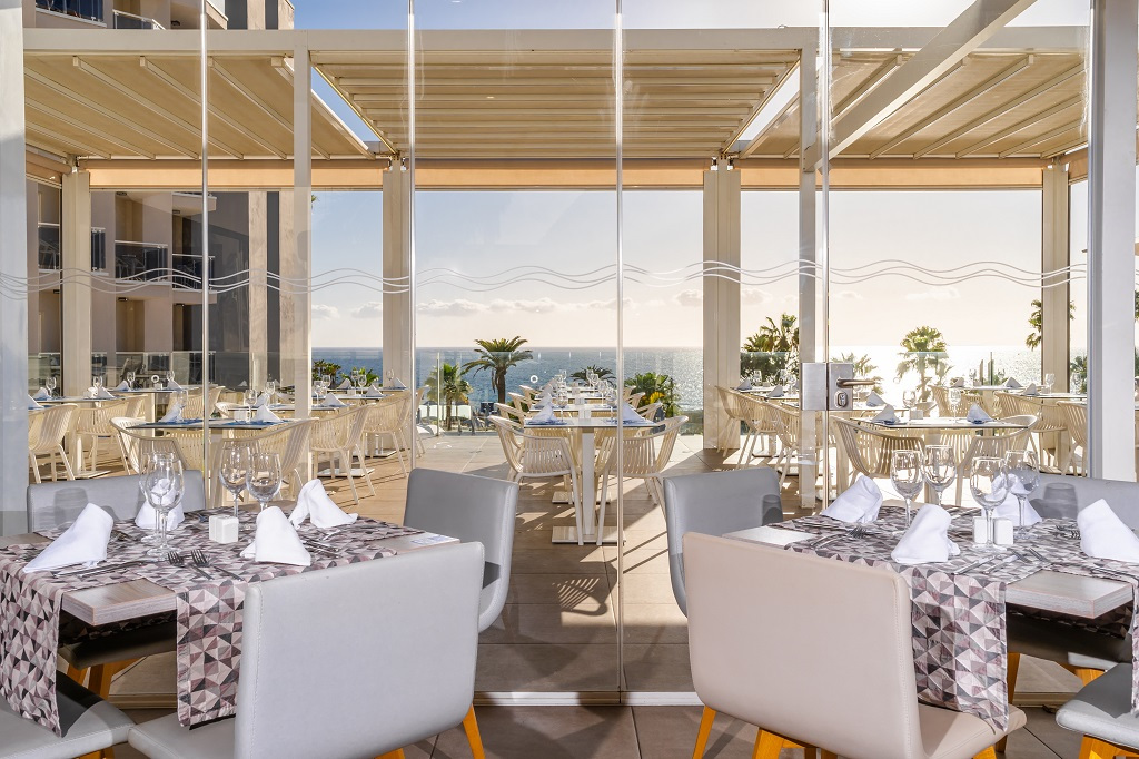Restaurant met zeezicht op Tenerife, tafels klaar voor eters.