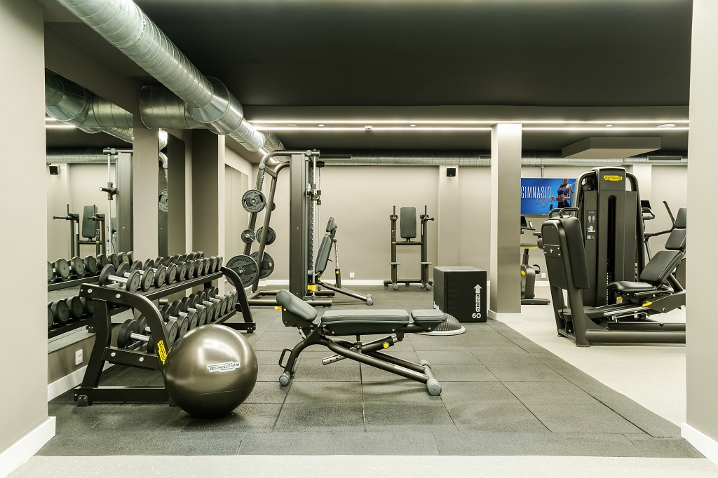 Fitnessruimte uitgerust met gewichten en fitnessapparaten op Tenerife.