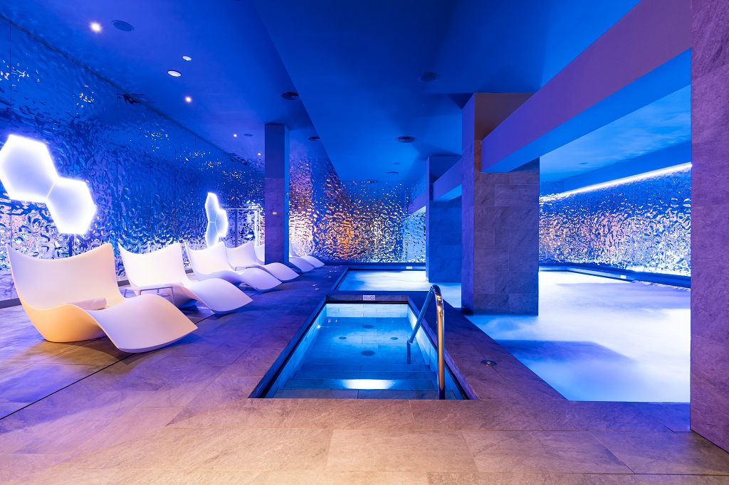 Verlicht spagebied met moderne stoelen en zwembad in het hotel van Tenerife.