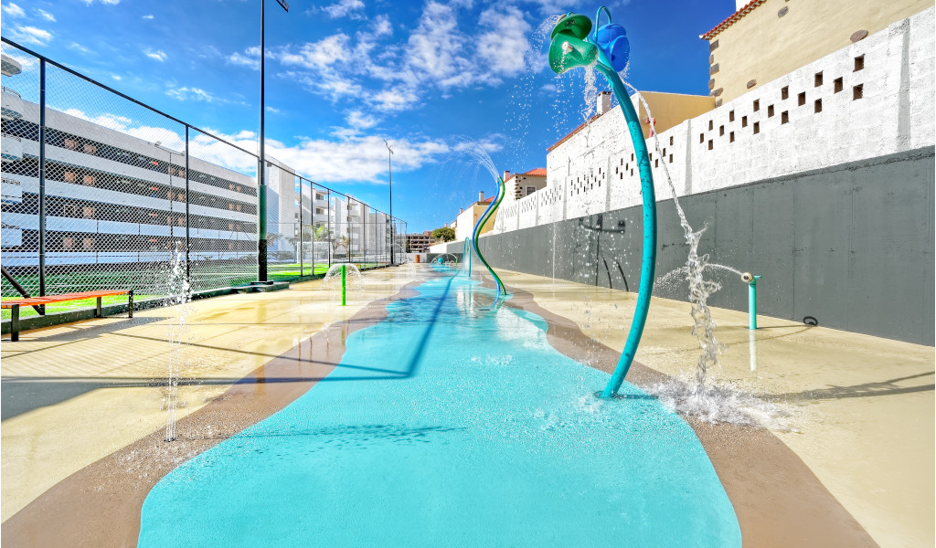 Waterspeelplaats op Tenerife met waterstralen en een groot bloemfiguurtje.