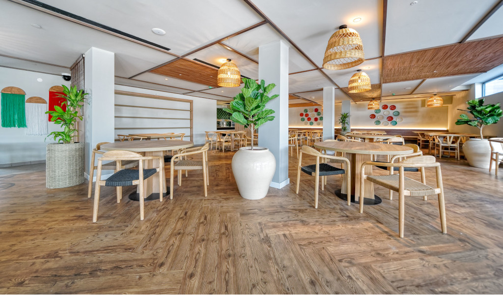 Restaurant op Tenerife met houten decoratie, lege tafels en stoelen.