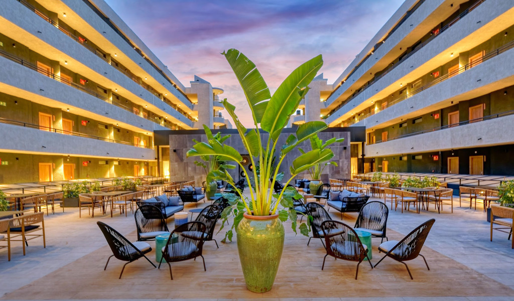 Terras bij zonsondergang in een hotel op Tenerife met stoelen en planten.