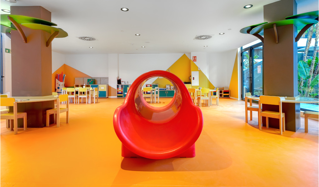 Kinderspeelkamer met rode glijbaan in een recreatiecentrum op Tenerife.