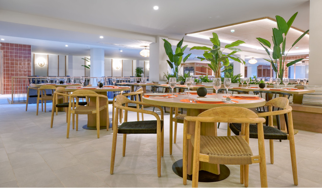 Modern restaurant met ronde tafels en houten stoelen op Tenerife.