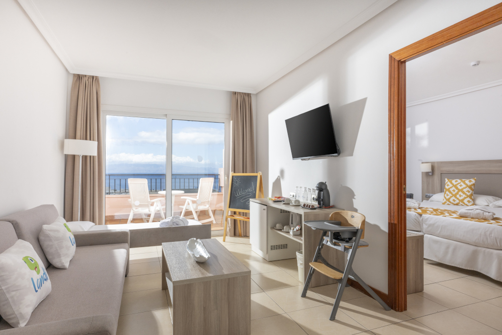 Woonkamer en slaapkamer met zeezicht in het hotel op Tenerife.