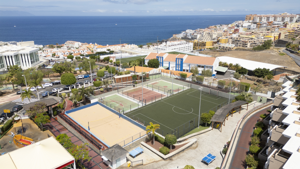 Sportcomplex met banen en uitzicht op zee op Tenerife.