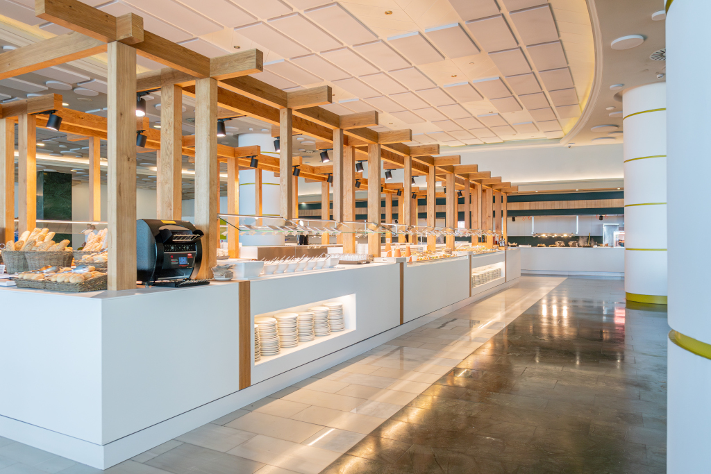 Ontbijtbuffet in een hotel op Tenerife met brood en servies aan de toonbank.