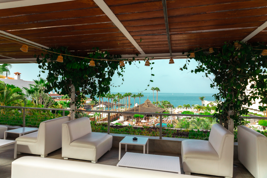 Terras met witte banken en uitzicht op zee op Tenerife.