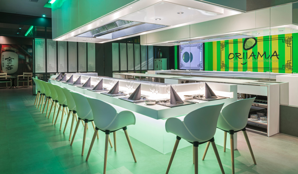 Elegant Oriamja-restaurant met bar en witte stoelen op Tenerife.