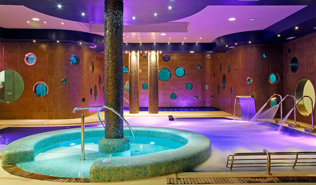 Spa met verlicht bubbelbad in een wellnesscentrum op Tenerife.