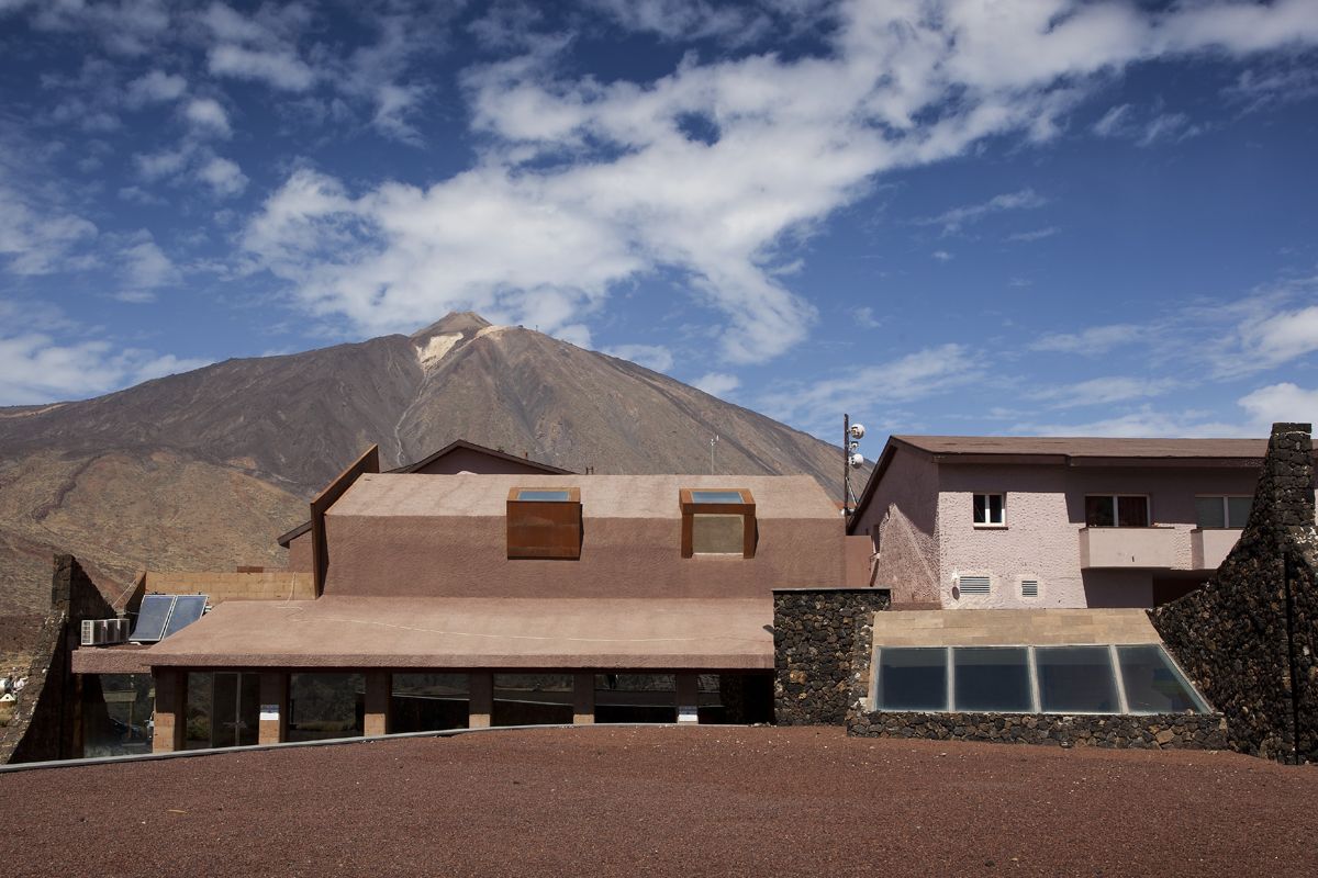 Gebouw in het Nationaal Park Teide, Tenerife, met de vulkaan op de achtergrond.