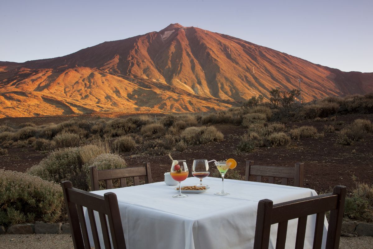 Tafel met drankjes voor de berg Teide op Tenerife.