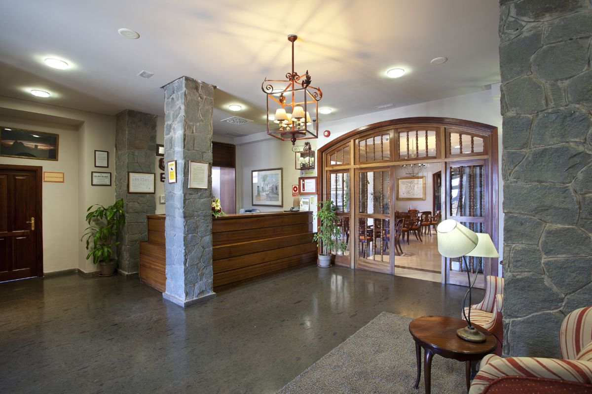 Stenen hotelreceptie met lamp en ingang naar de eetzaal op Tenerife.