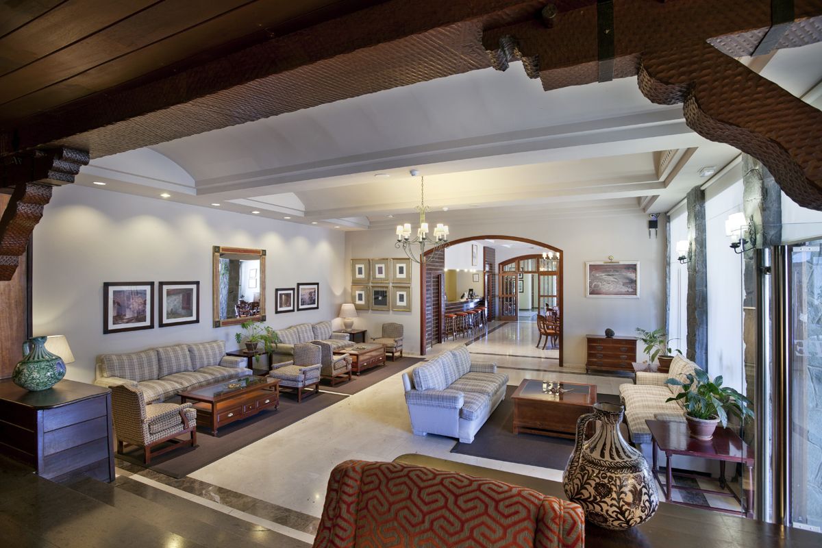 Ruime woonkamer met banken en salontafels in een hotel op Tenerife.