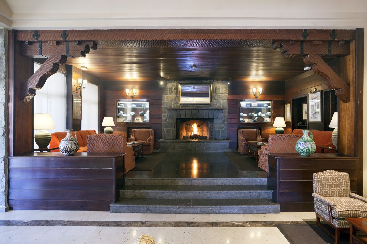 Woonkamer met open haard en banken in een hotel op Tenerife.