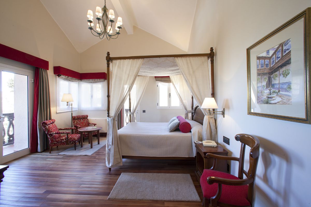 Kamer met hemelbed, stoelen en lampen op Tenerife.