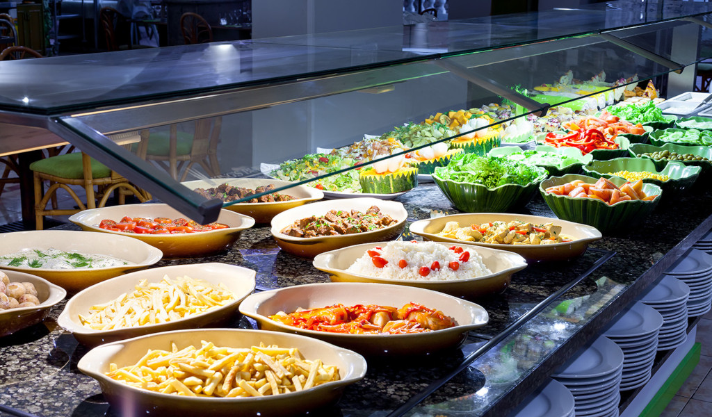 Gevarieerd buffet met salade- en bijgerechten in Tenerife.