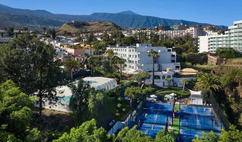 Luchtfoto van paddle-tennisbanen in Puerto de la Cruz, Tenerife, met gebouwen op de achtergrond.