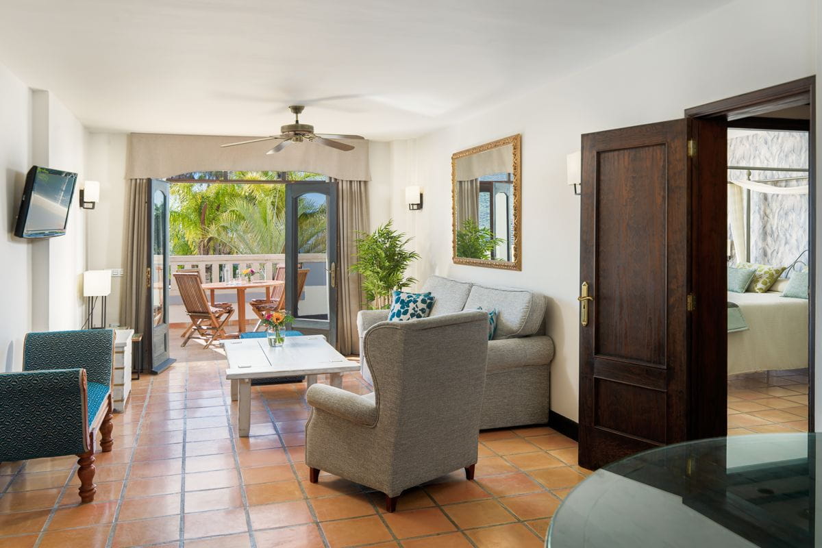 Woonkamer met balkon en meubels, in een appartement op Tenerife.