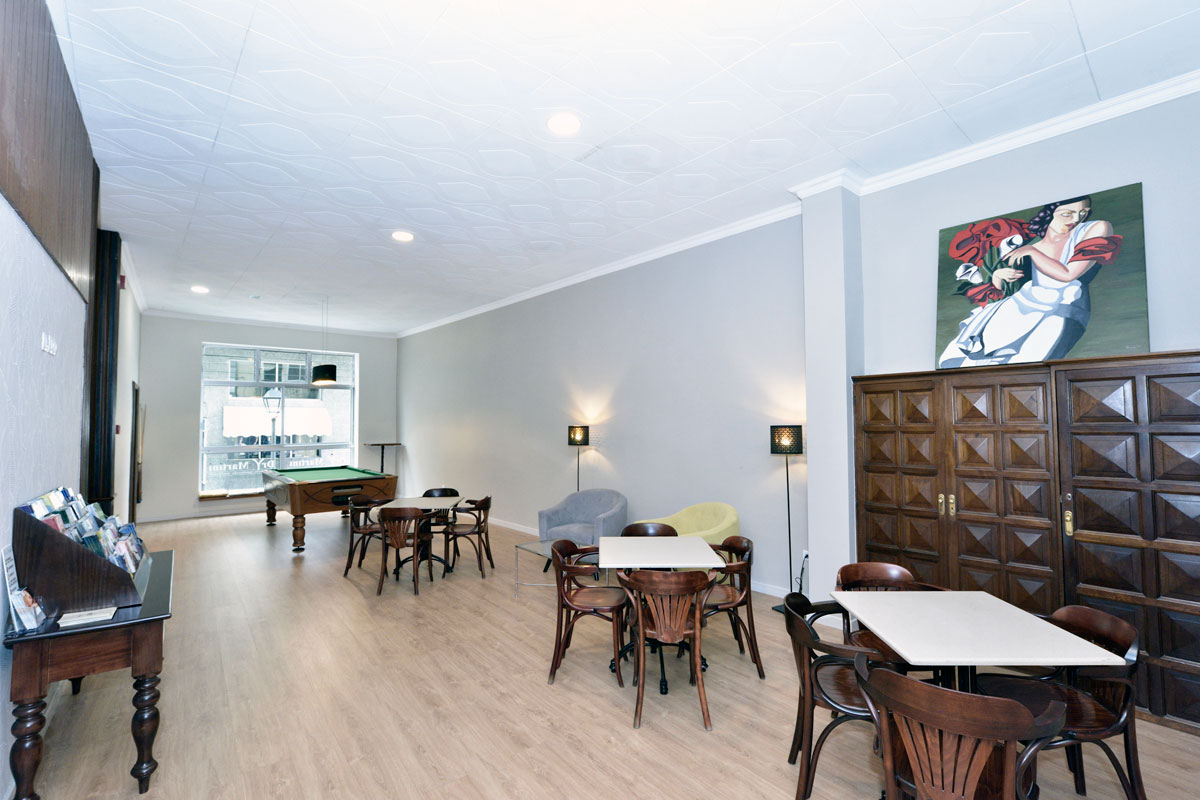 Speelkamer met pooltafel en salontafels op Tenerife.
