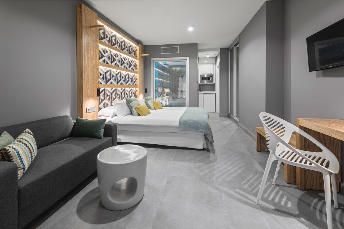 Moderne kamer met bed, bank en kitchenette op Tenerife.