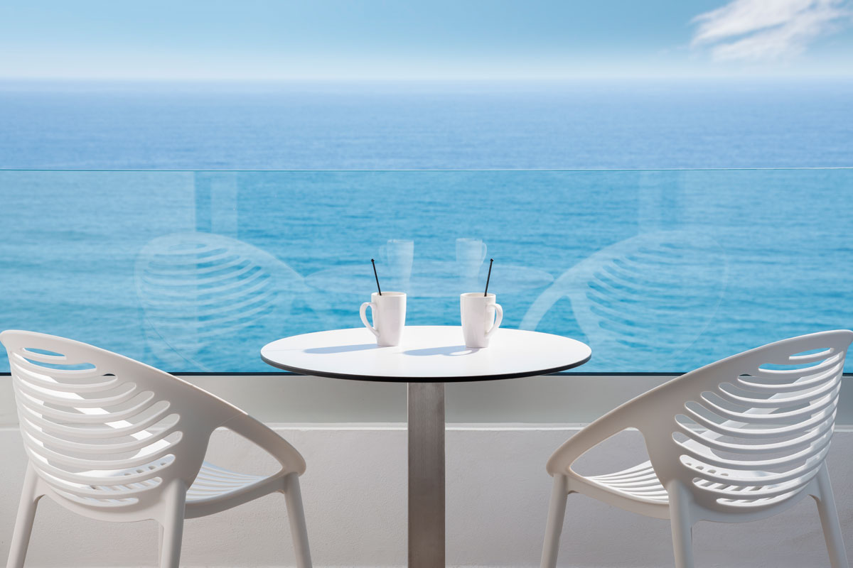 Tafel met twee kopjes gericht op zee op Tenerife.