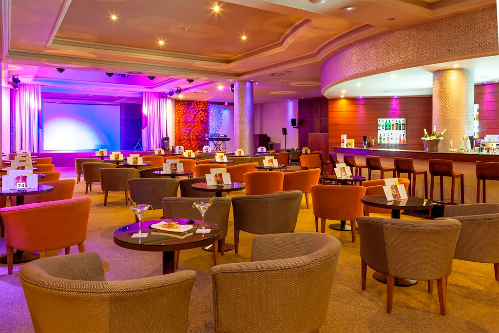 Evenementenruimte met stoelen, tafels en een verlichte bar op Tenerife.