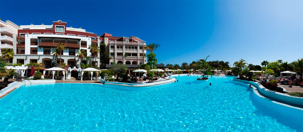 Zwembad van het hotel met meerlaags gebouw in Costa Adeje, Tenerife.