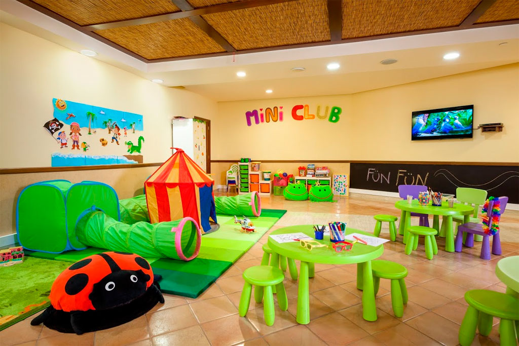 Mini Club kinderspeelruimte in een hotel op Tenerife met tunnels en activiteitentafels.