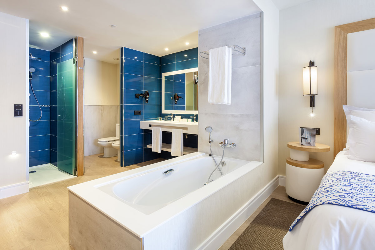 Moderne badkamer met bad en douche en suite hotel op Tenerife.