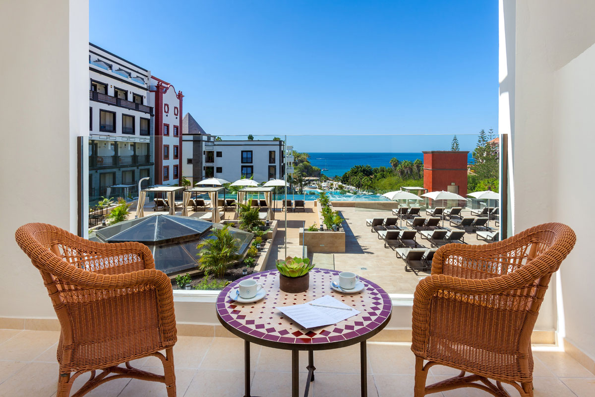 Uitzicht op zee en zwembad vanaf het terras van het hotel op Tenerife.