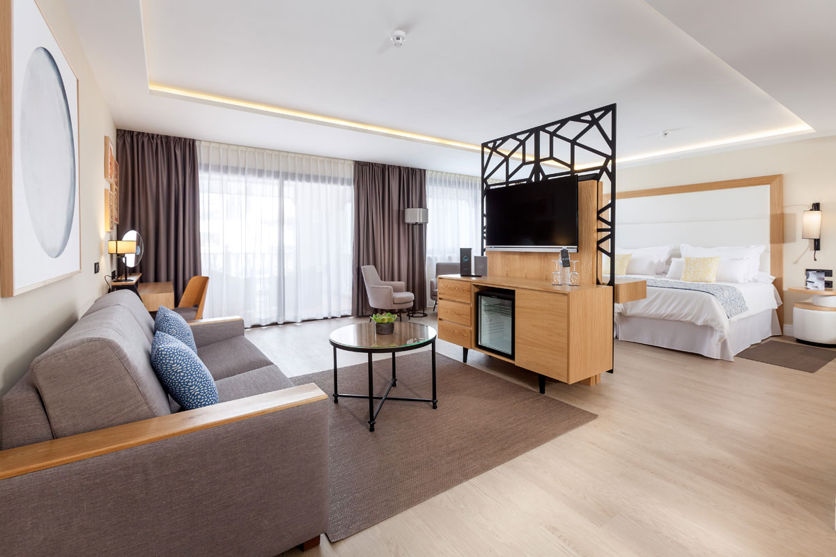 Moderne hotelkamer met woonkamer en bed op Tenerife.