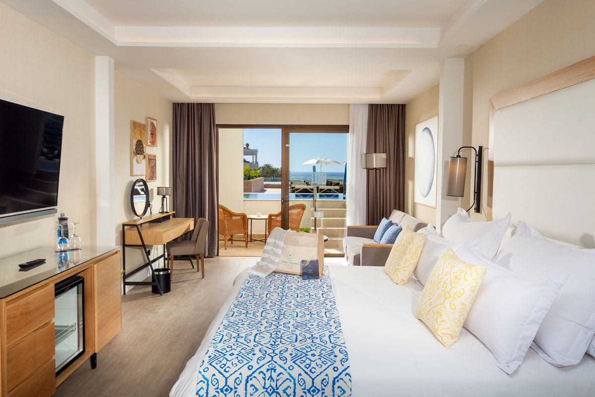 Hotelkamer met zeezicht en terras op Tenerife.