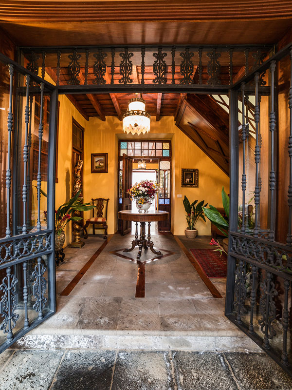 Historische ingang met tafel en bloemen op Tenerife.