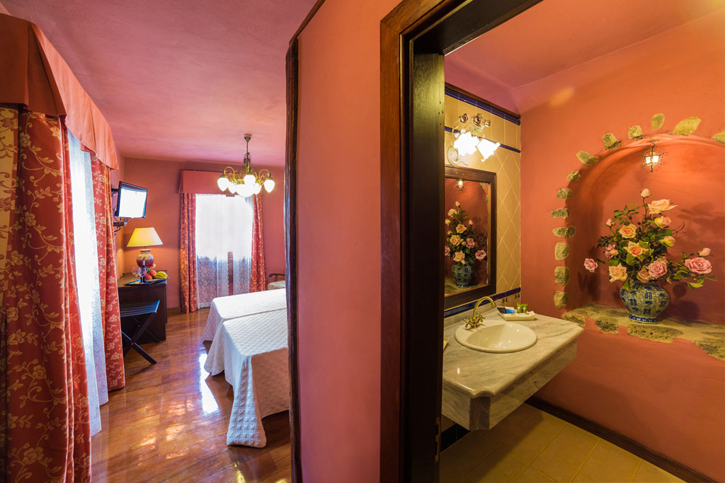 Kamer met bloemrijke versieringen en badkamer op Tenerife.