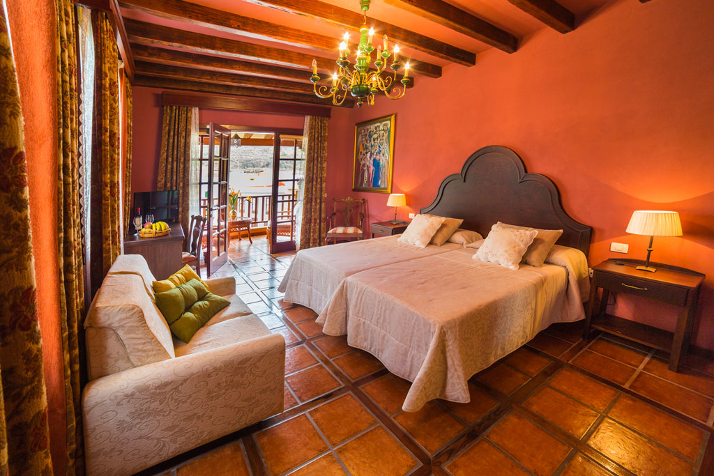 Kamer met twee bedden en balkon met uitzicht op Tenerife.